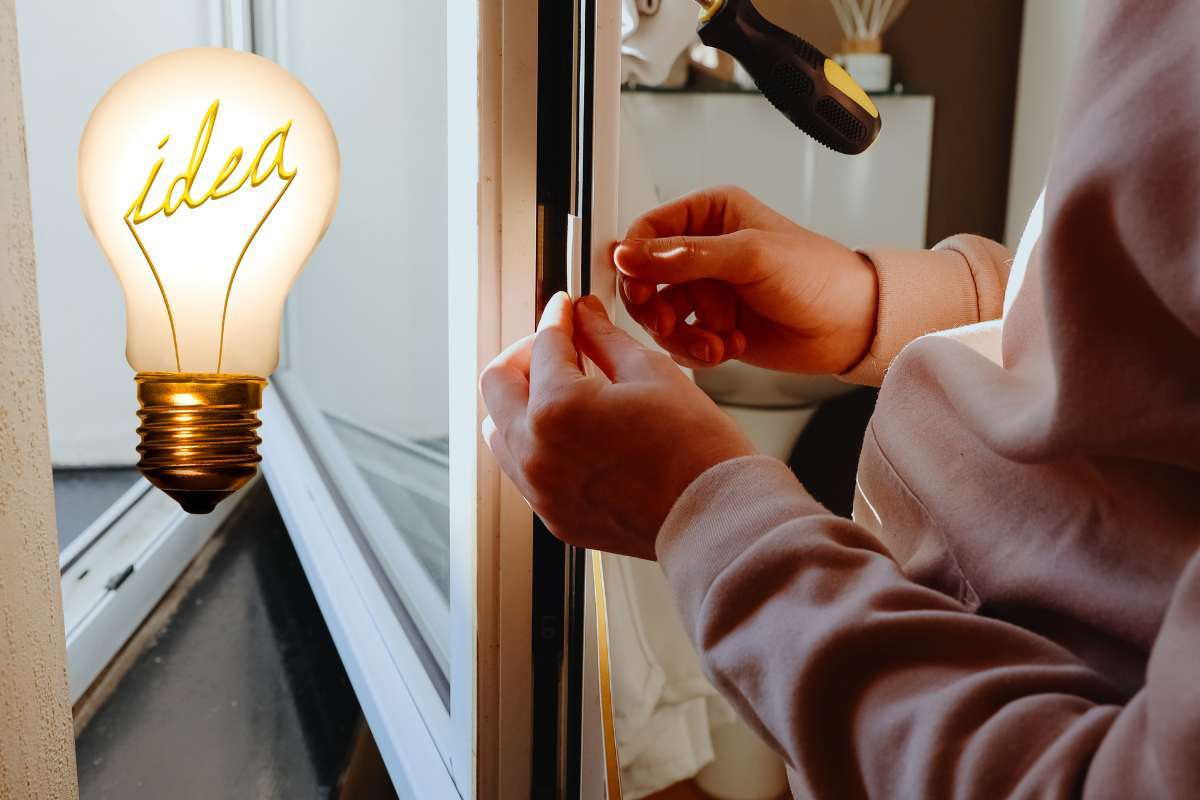 tecnico che lavora su finestra e lampadina con idea