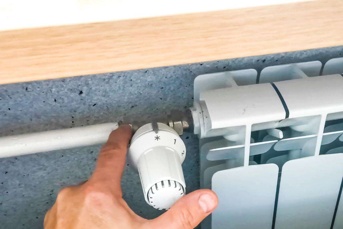 uomo regola termostato termosifone