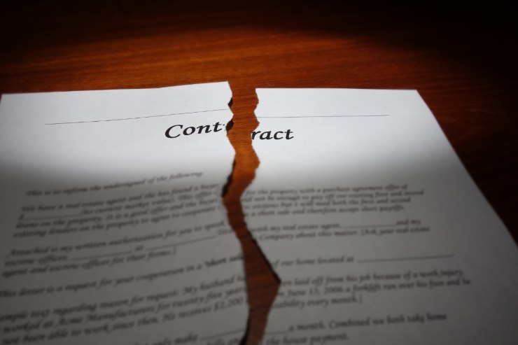 Un contratto strappato a metà