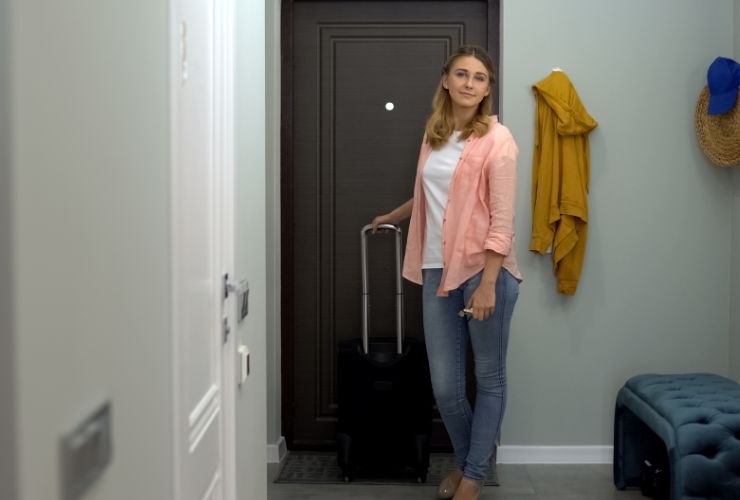 donna che rientra a casa 