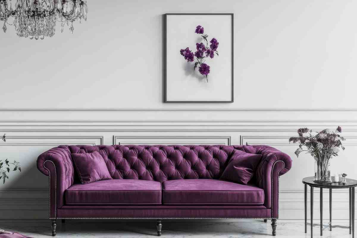 salotto chiaro e divano velluto