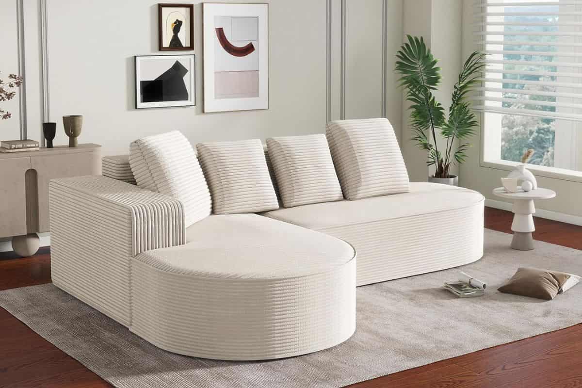 divano chiaro in salotto