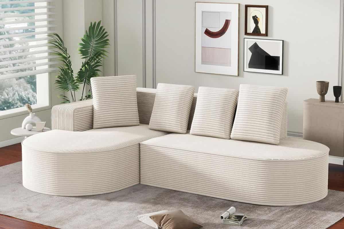 divano chiaro in salotto