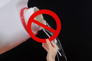 candeggina e mano che mantiene il simbolo di un divieto