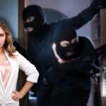 ladri entrano in casa e donna che fa stop con le mani