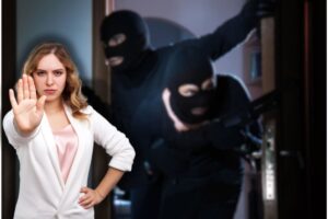 ladri entrano in casa e donna che fa stop con le mani