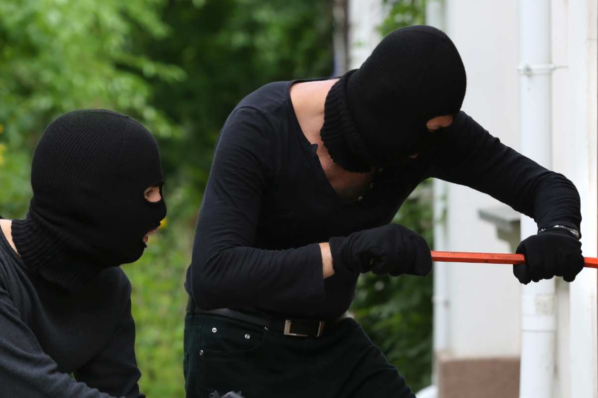 ladri che aprono porta