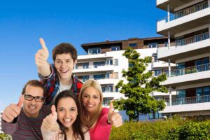 Un condominio come sfondo e dei condomini felici