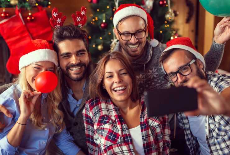 amici che si fanno un selfie a natale