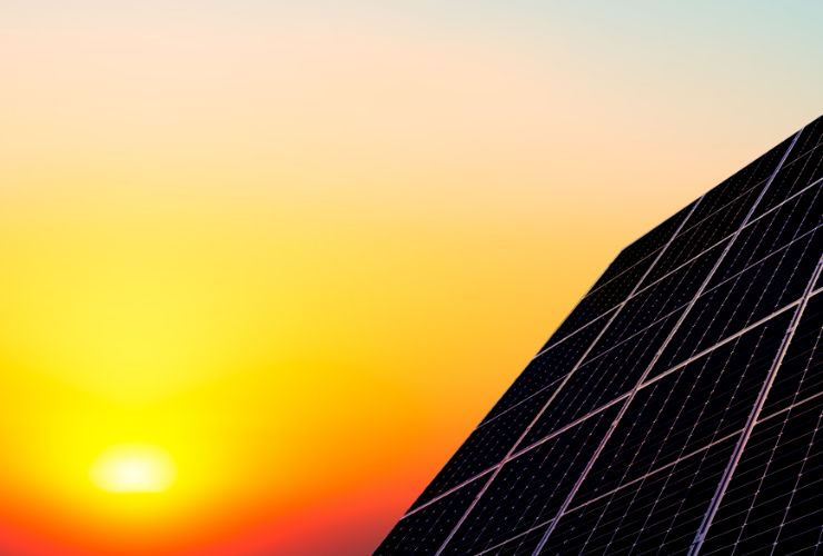 fotovoltaico e tramonto sullo sfondo