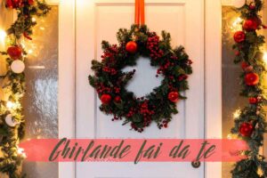 ghirlanda appesa alla porta