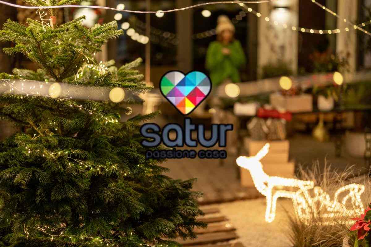 logo satur e giardino addobbato per Natale