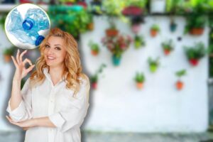 giardino verticale, donna sorpresa e bottiglie di plastica in icona