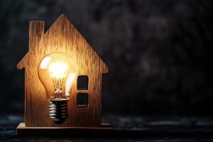 Una miniatura di una casa con una lampadina