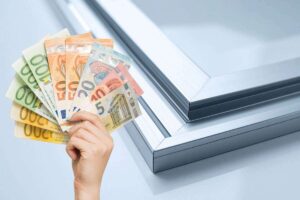 mano con banconote e finestra