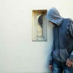 Ladro spia da piccola finestra