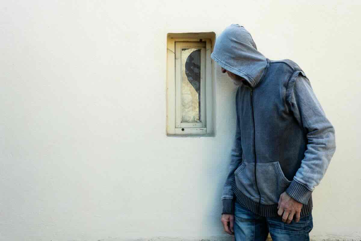 Ladro spia da piccola finestra