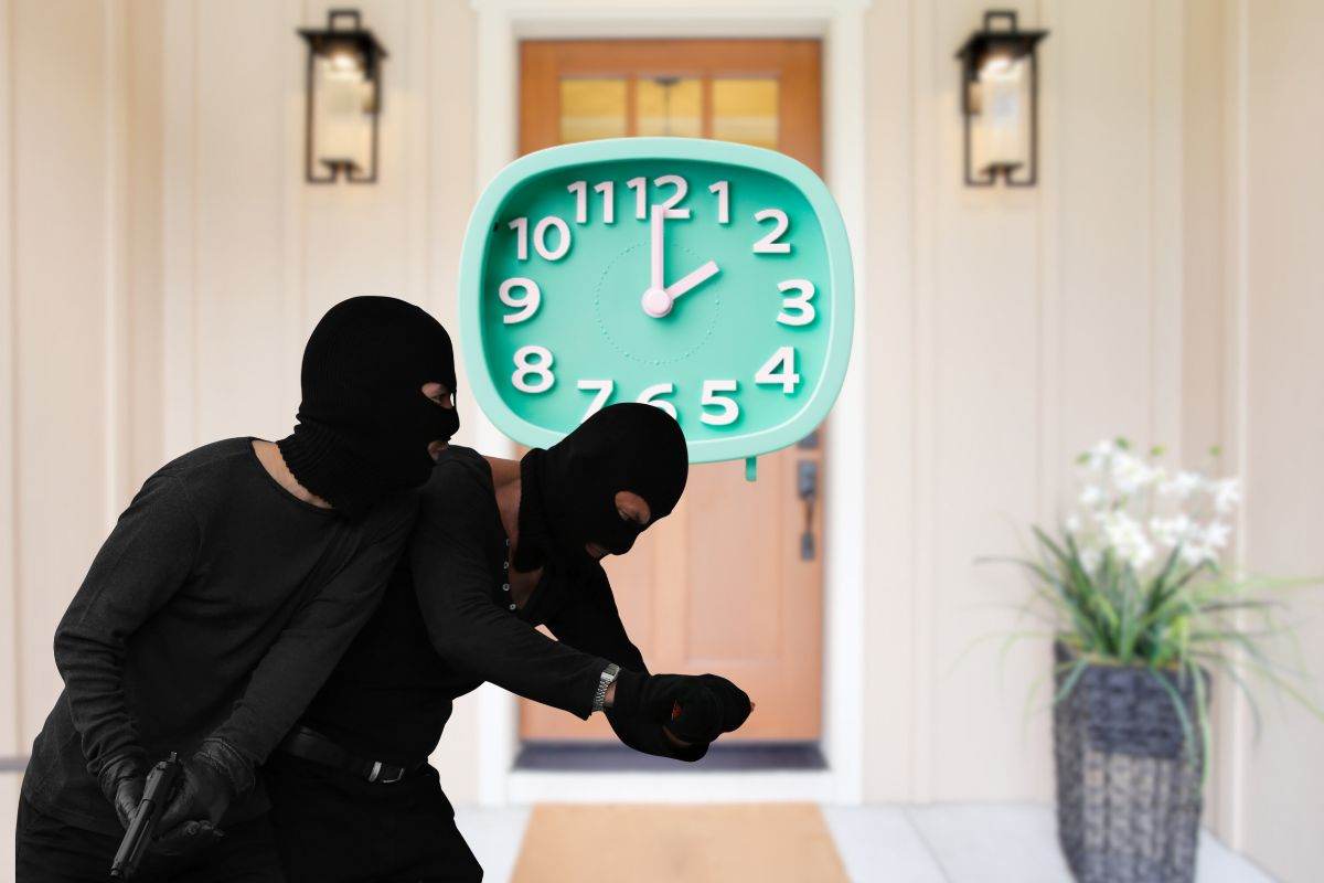 ladri fuori porta d'ingresso di casa e orologio che segna le ore 14:00