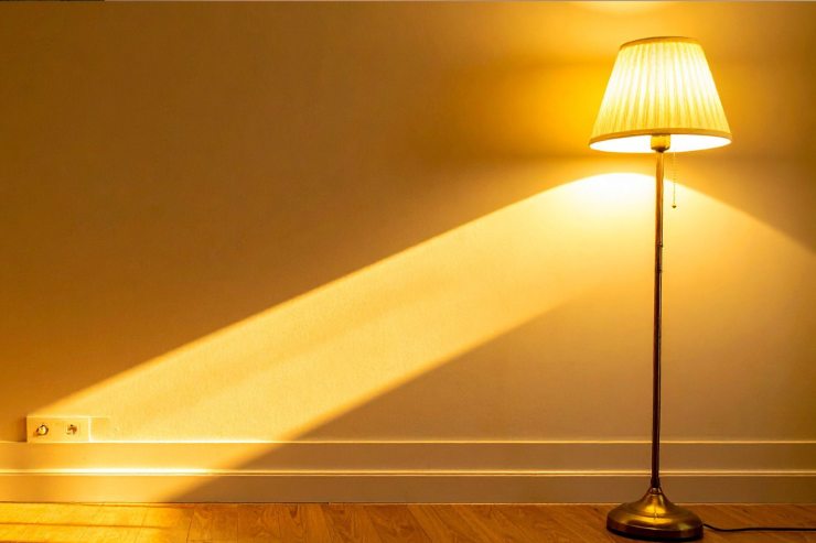 Una lampada da terra in un salone