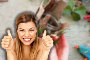 lanterna natalizia con barattolo di vetro e donna che fa ok