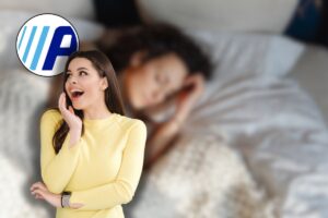 donna che dorme nel letto, logo action e donna sorpresa