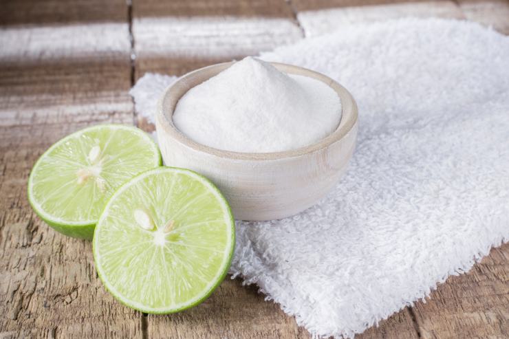 Del bicarbonato e del limone sopra un panno