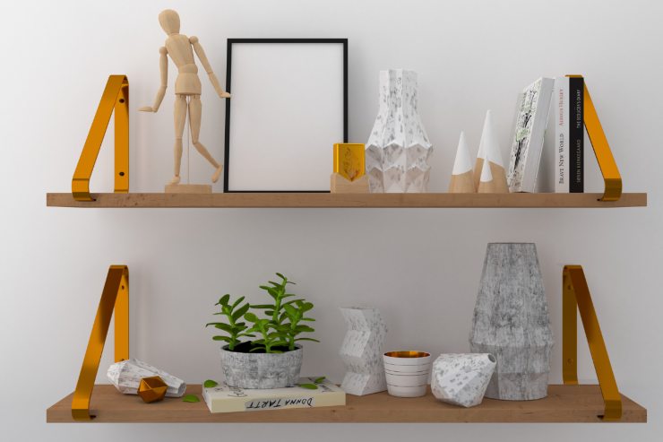 Una parete con delle mensole e con sopra degli accessori