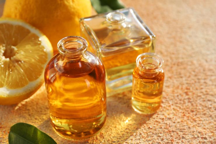 Dei spicchi di limone e delle boccette di olio 