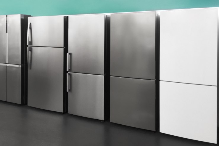Diversi modelli di frigo messi uno dopo l'altro