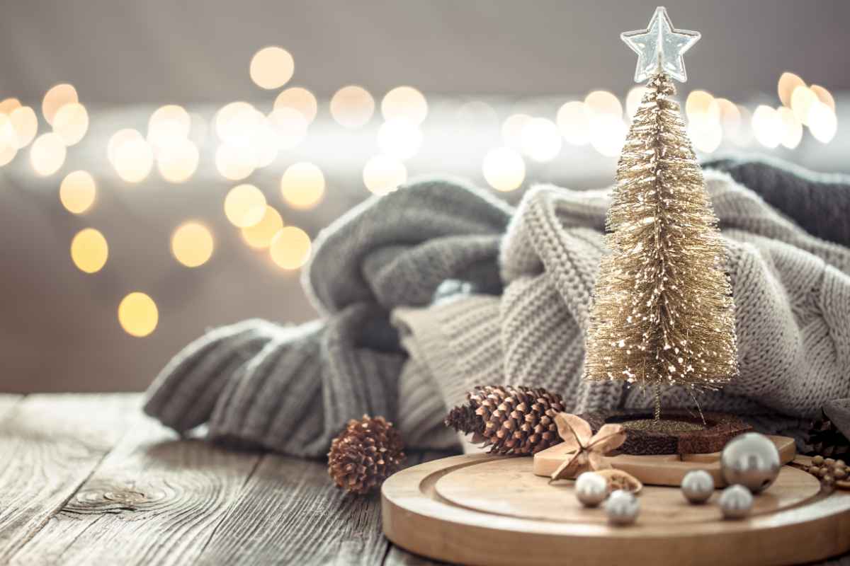 Decorazioni natalizie nordiche su un tavolo di legno