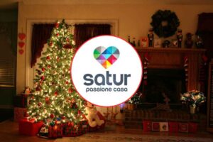 soggiorno addobbato per Natale e logo di Satur