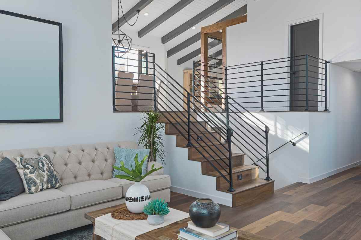 salotto open space con scalinata