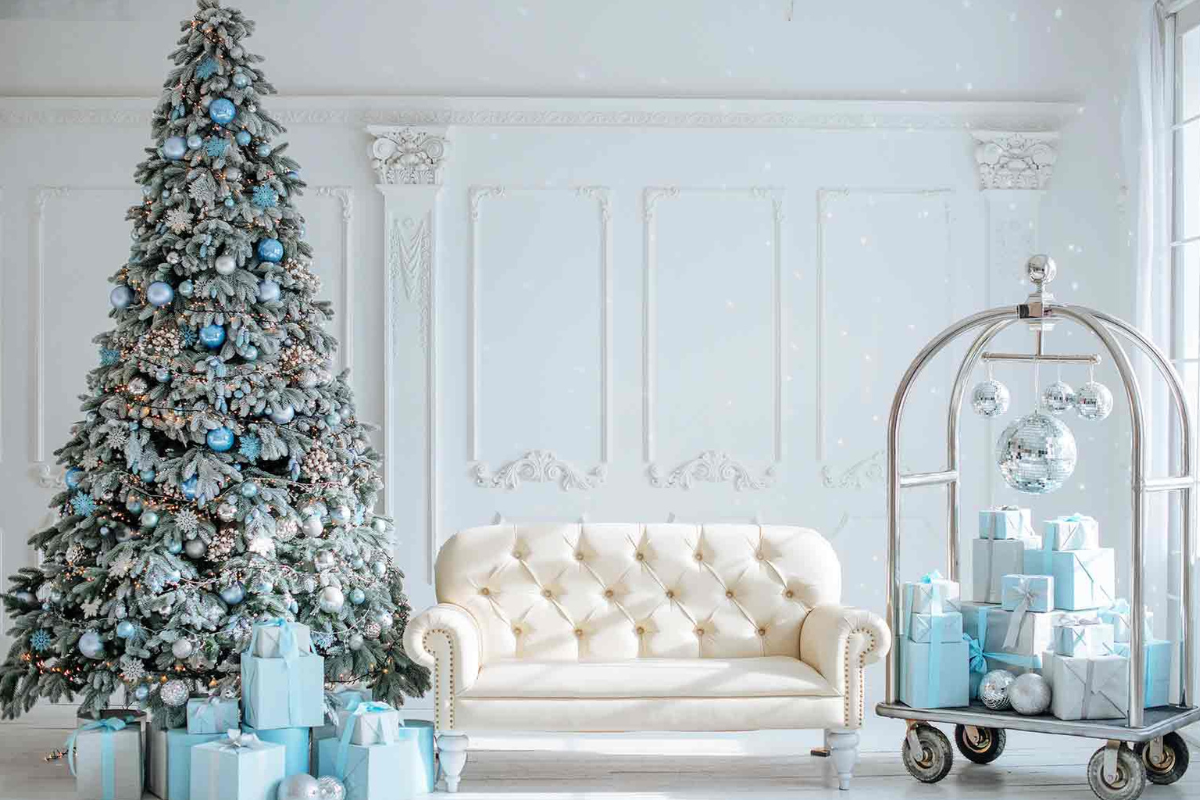 albero di natale con palline blu e bianc e ghiaccio