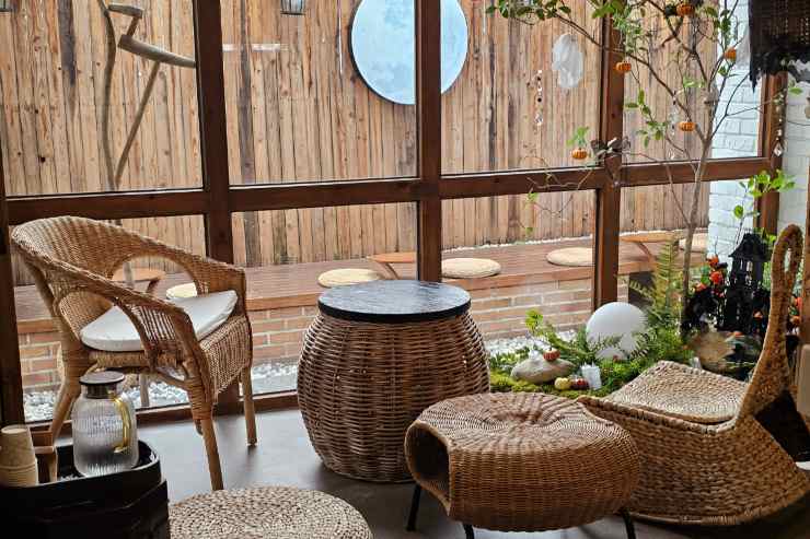 Un salone con delle sedie e tavoli in rattan