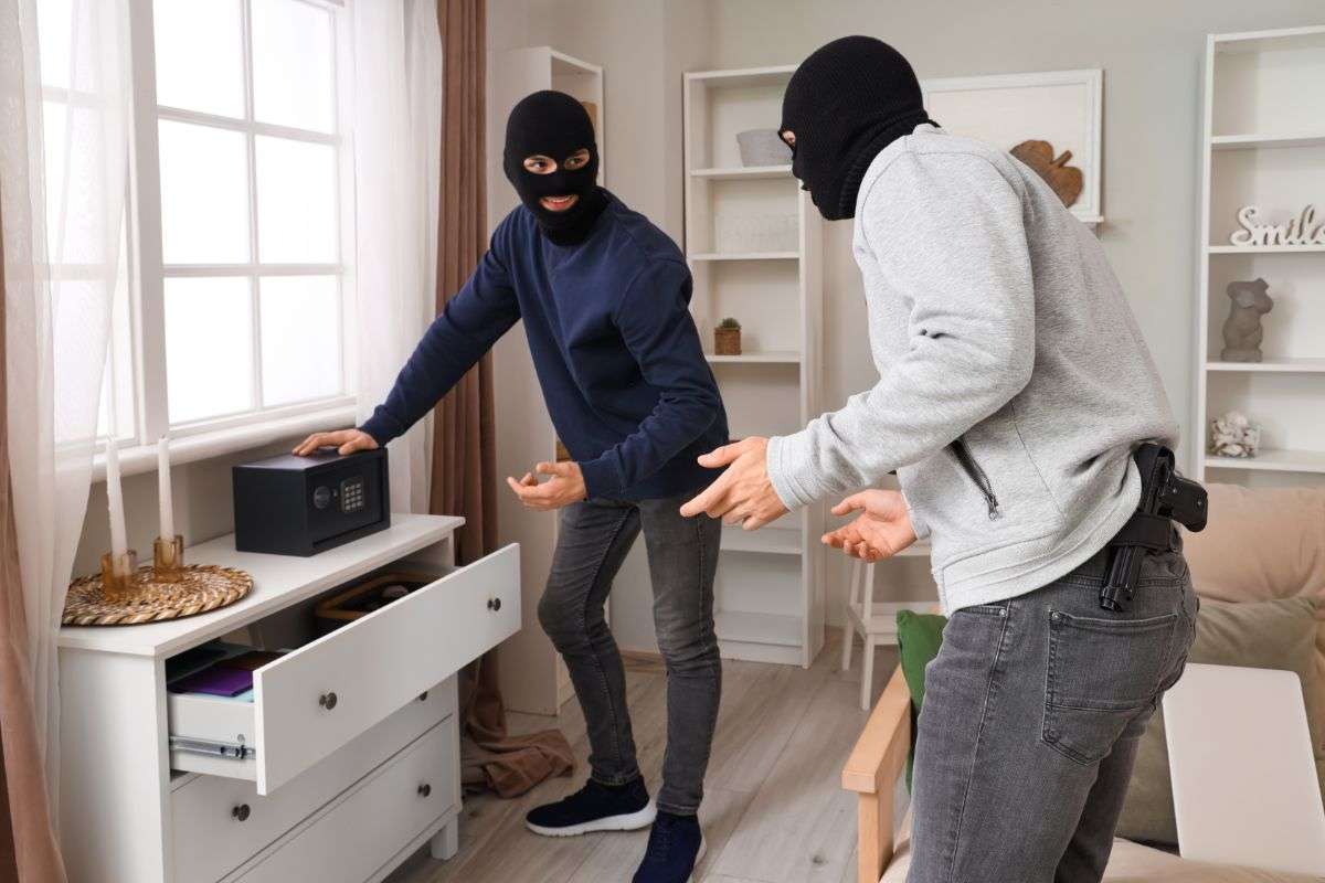 ladri che cercano oggetti di valore in casa