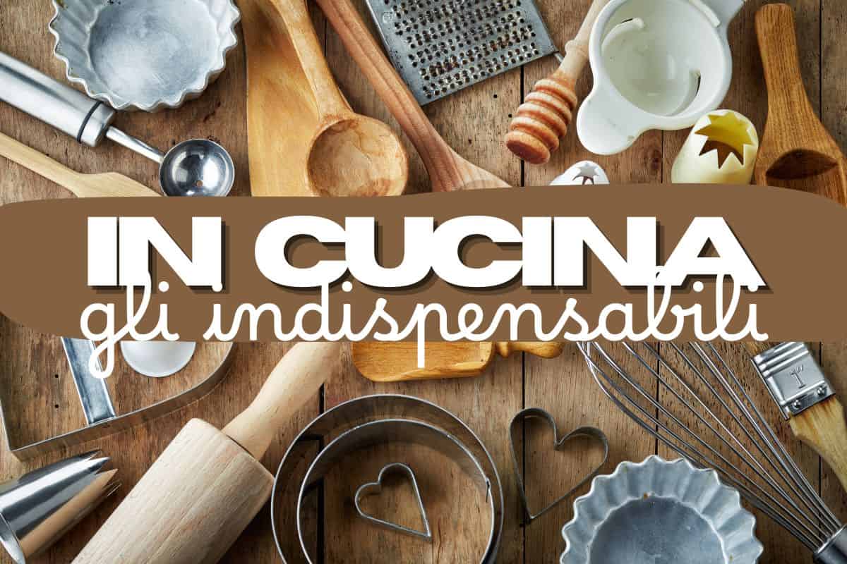 Tavolo con utensili da cucina