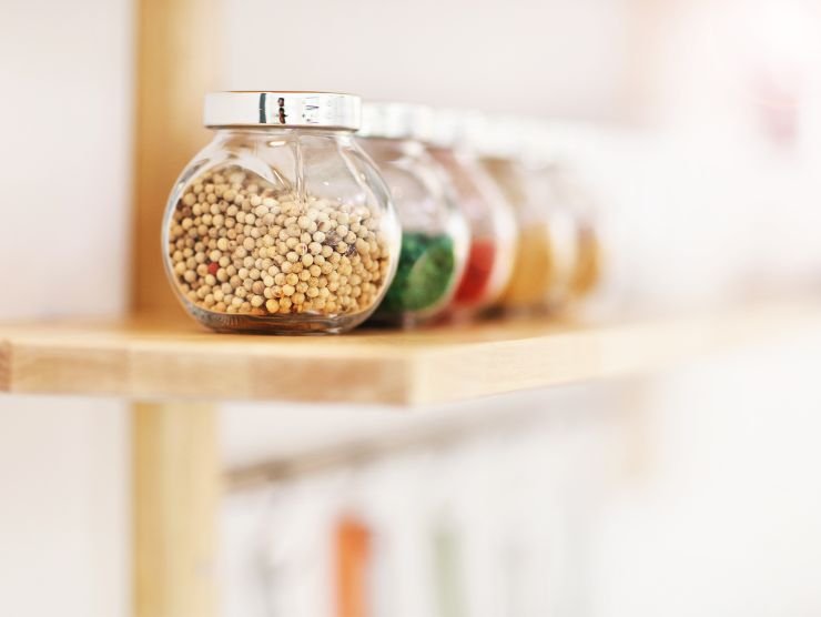 barattolini di spezie in cucina