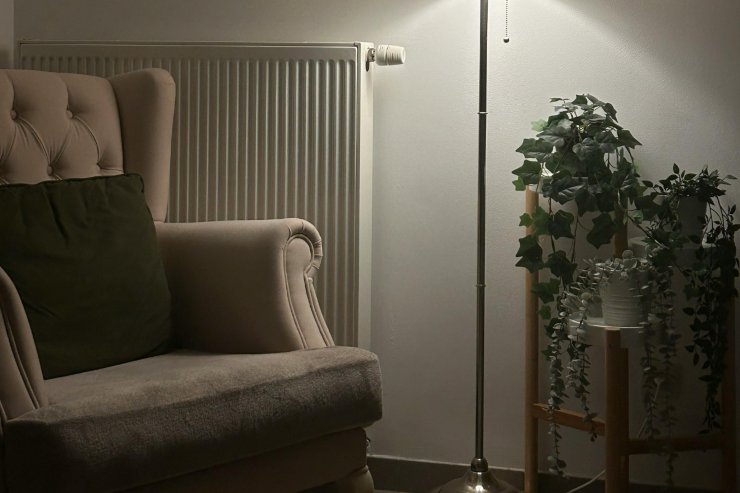 Un termosifone ostruito da dei mobili