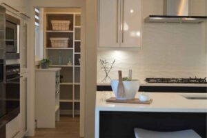 Cucina chiara con dispensa