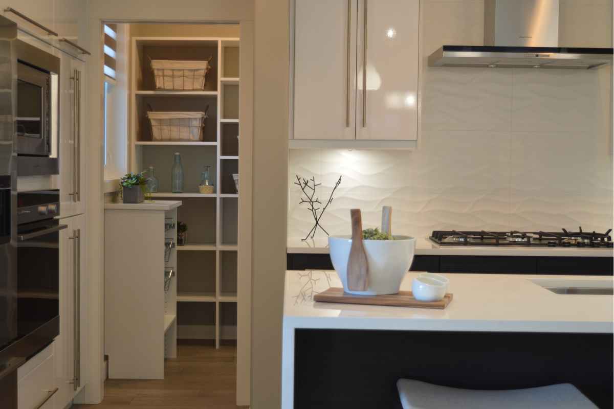 Cucina chiara con dispensa