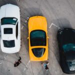 Delle auto parcheggiate in un parcheggio