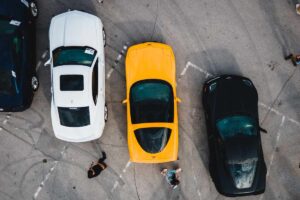 Delle auto parcheggiate in un parcheggio