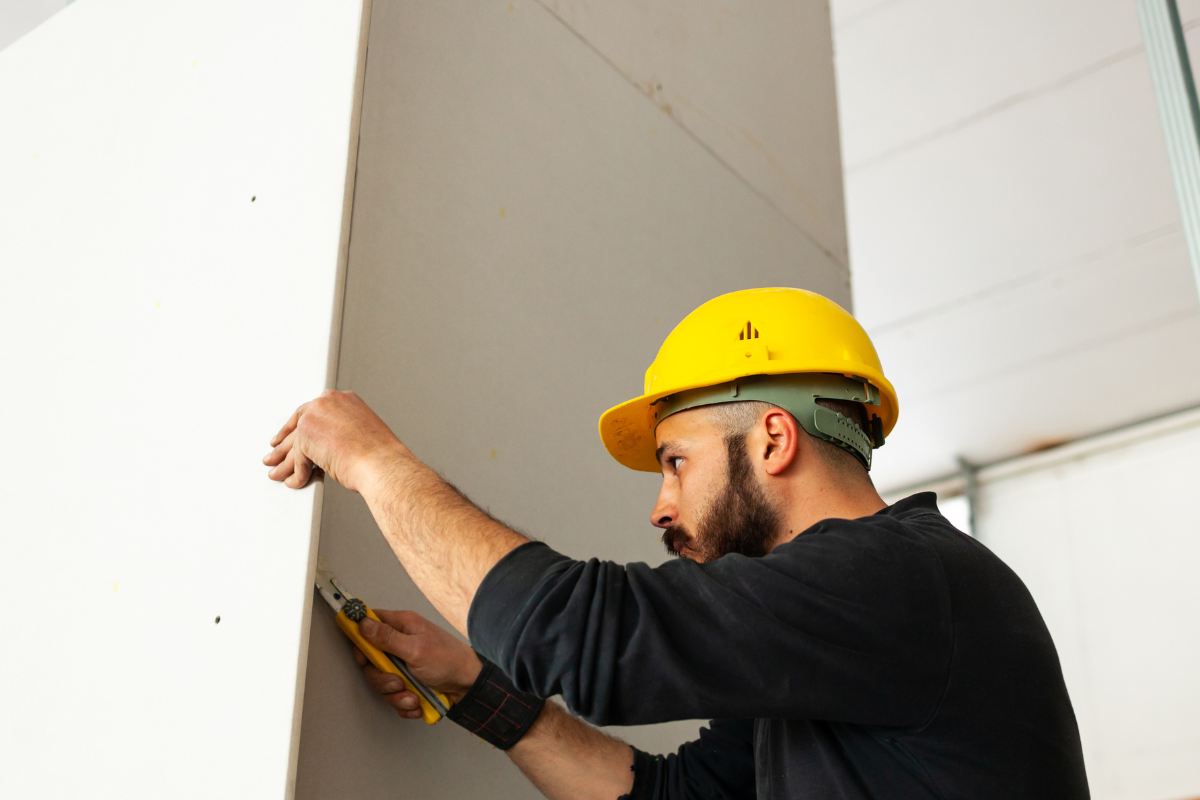 uomo con parete di cartongesso 