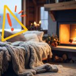 Un salone con un camino in azione ed un segnale di pericolo in alto a sinistra