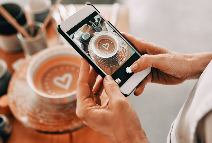 donna che posta caffè su instagram