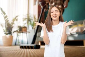 come sfonda c'è una donna che passa l'aspirapolvere e in primo piano un donna felice