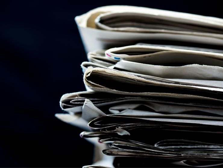 pila di fogli di giornale