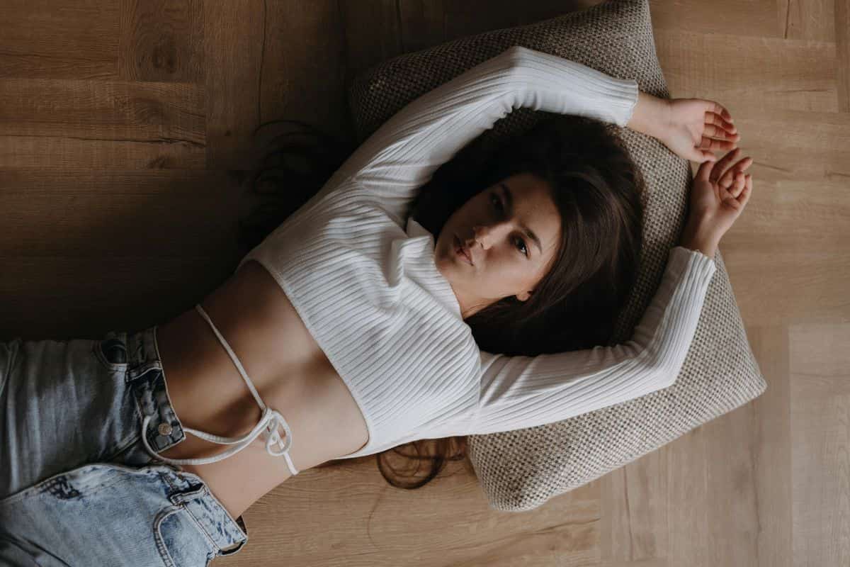 Donna stesa su parquet