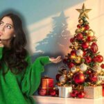 albero di natale e donna che pensa