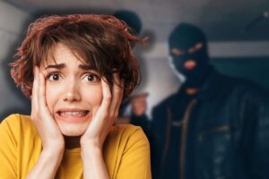 coppia di ladri e donna spaventata
